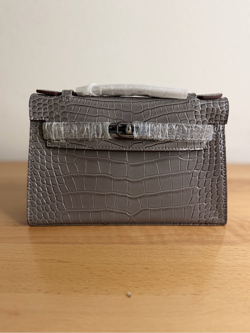 H KELLY POCHETTE 22 EMBOSSED SHINY CROC LEATHER MATTE GRIS GRAY PHW